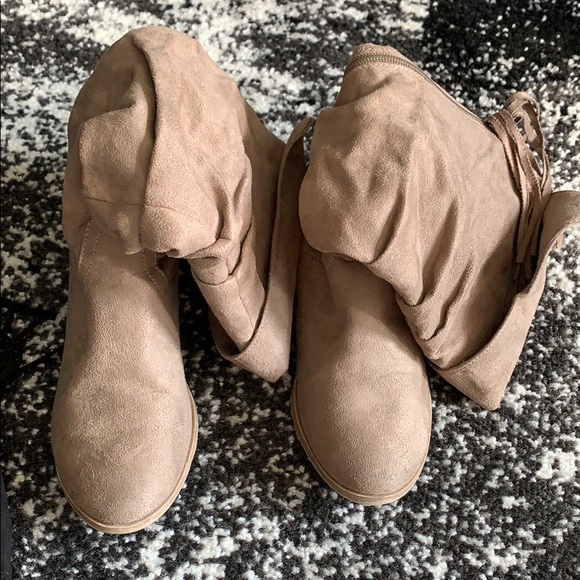 Black boots and latte boots - Picture 3 of 4